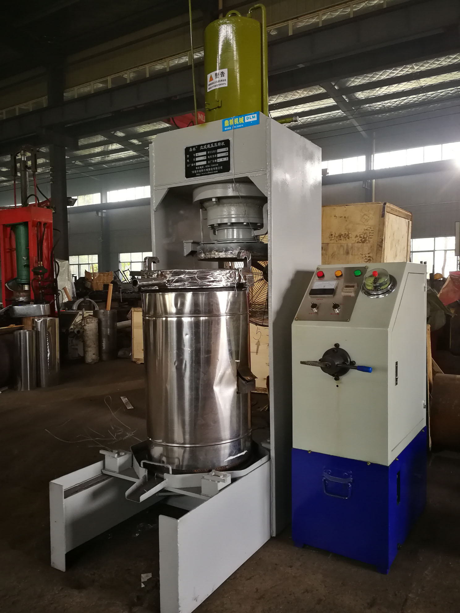 不銹鋼超高壓立式液壓壓榨機(jī)，果汁壓榨機(jī)，果渣壓榨機(jī)，藥材壓榨，油渣處理，白土壓榨